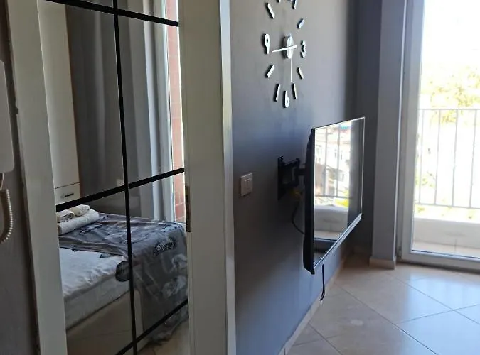 6th Floor Apartments, Appartement *