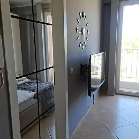 6th Floor Apartments, Apartman *