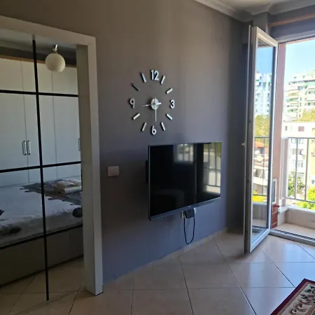6th Floor Apartments, Lägenhet *
