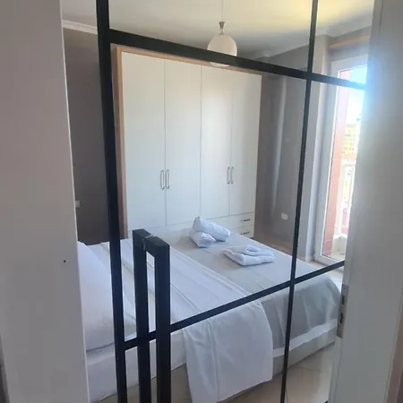 6th Floor Apartments, Lägenhet